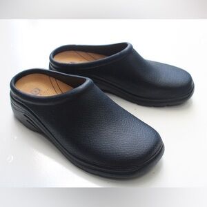 NWOT Quark slip on mules